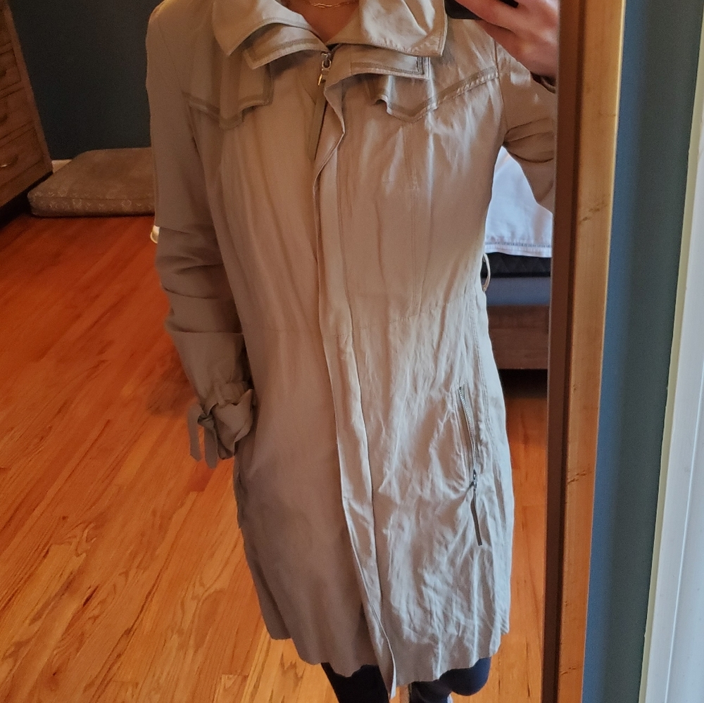 T Tahari Trenchcoat/Raincoat Beige Small - like NEW